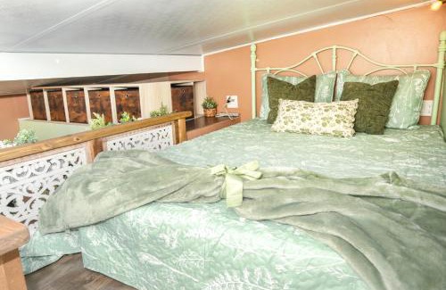 Hialeah Apartment | Miami Tiny Vintage Cottage