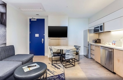 Ojus Hotel | Miami VIbes Awaits You! Rooftop Swimming Pool, Pets Allowed!