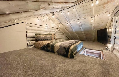 Colorado Springs Villa | Micah Log Cabin In The Woods with Hot Tub!