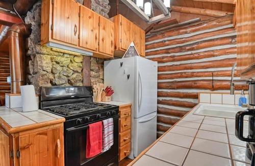 Colorado Springs Villa | Micah Log Cabin In The Woods with Hot Tub!