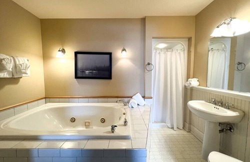 Bayfield Hotel | Michigan Suite @ The Bayfield Guest House