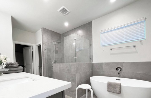The Fountains House | Mid-Cent-Modern 3-Bed Home Garage WiFi Sugar Land, TX