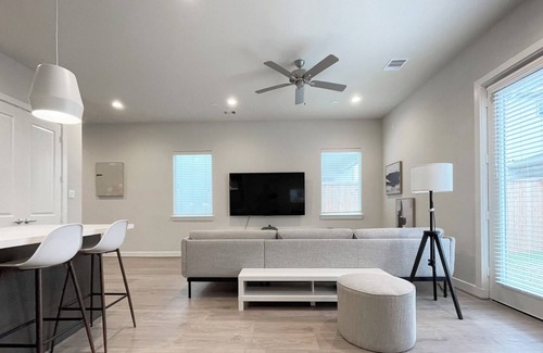 The Fountains House | Mid-Cent-Modern 3-Bed Home Garage WiFi Sugar Land, TX