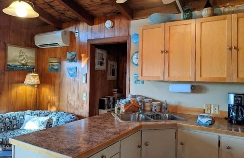 Florence House | ☀️ Mid-century beach cottage with fenced deck, pet-friendly & peaceful.