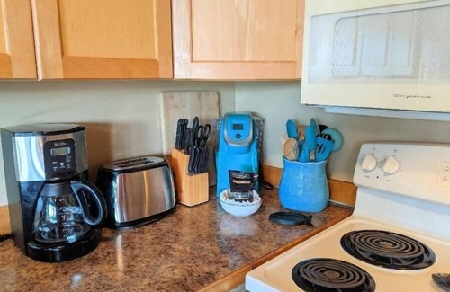Florence House | ☀️ Mid-century beach cottage with fenced deck, pet-friendly & peaceful.
