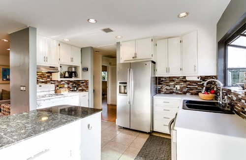 Mar Vista House | Mid-Century Bungalow with Private Garden near Venice Beach
