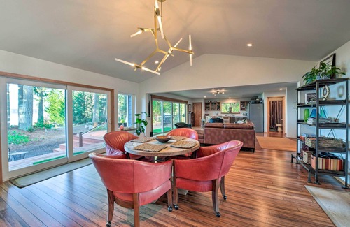 Hansville Cabin | Mid-Century Cabin w/Deck & Puget Sound Vistas!