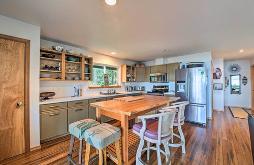 Hansville Cabin | Mid-Century Cabin w/Deck & Puget Sound Vistas!