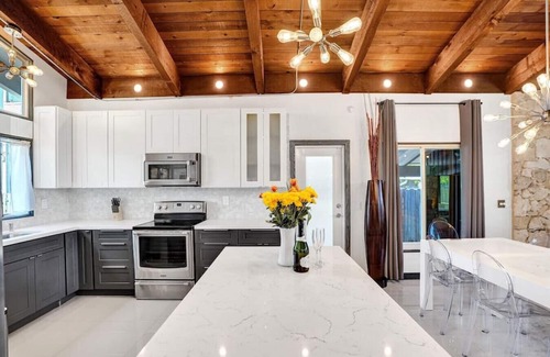 North Andrews Gardens House | Mid-Century Chic | Pool & Hot Tub | Skyview Loft