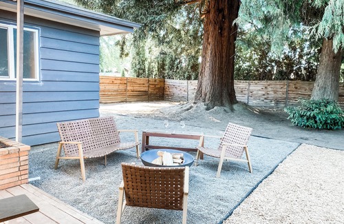 McMinnville Cottage | Mid-Century Cottage - Private Entry- Firepit - Outdoor Seating