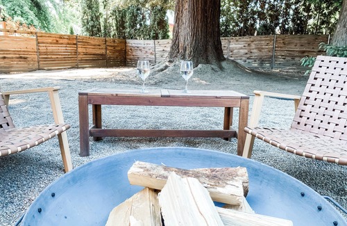 McMinnville Cottage | Mid-Century Cottage - Private Entry- Firepit - Outdoor Seating
