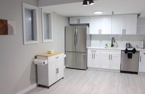Albany Apartment | Mid-century Cozy Retreat W/D