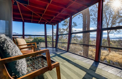 Wofford Heights Cabin | Mid Century Creekside Cabin with Hot Tub