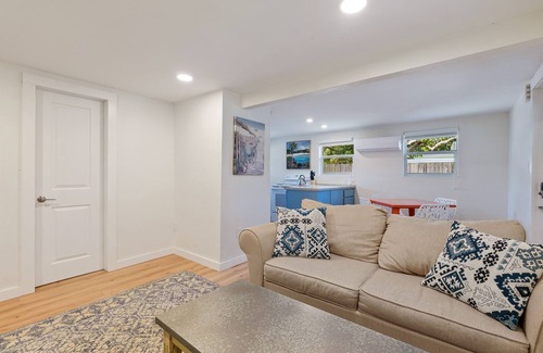 Arlington Park House | Mid-Century Home w/Guesthouse Near Downtown/Siesta Key/SMH
