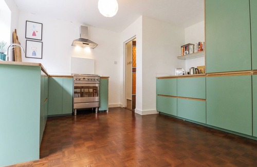 Hastings Cottage | MID-CENTURY MODERN, pet friendly, with a garden in Hastings