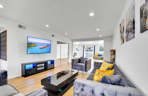 Northridge House | Mid-Century Modern Villa