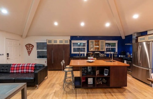 South of Conant House | Mid Century Modern w/120" 4k Laser Projector/ALR Screen, AC and more!