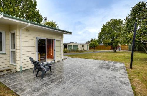 Hastings House | Mid Century Oasis - Hastings Holiday Home