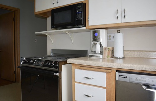 Riverwest Apartment | Mid-Century Upper in Riverwest