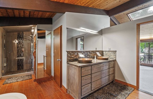 Lake of the Woods House | Mid-Century Vibe: Serene Lakefront Oasis