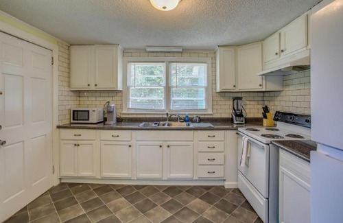 Wilmington House | Mid-Century Wilmington Cottage 3 Mi to Riverwalk