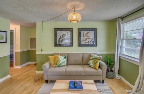 Wilmington House | Mid-Century Wilmington Cottage 3 Mi to Riverwalk