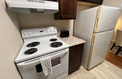 Mid City South Apartment | Mid-City One Bedroom Apartment with King Bed