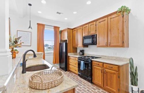 Mid-City House | Mid-city Retreat Private Balcony Stay