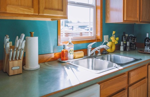 Port Angeles House | Mid Mod Urban Hub with Fire Pit & Close to Bike Trail