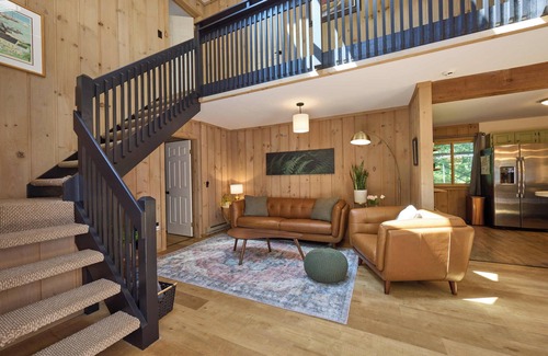 Wilmington Ski Chalet | Mid-mod Vermont Dream Chalet near Lake & Skiing in Wilmington w/AC & Clubhouse