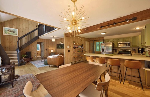 Wilmington Ski Chalet | Mid-mod Vermont Dream Chalet near Lake & Skiing in Wilmington w/AC & Clubhouse