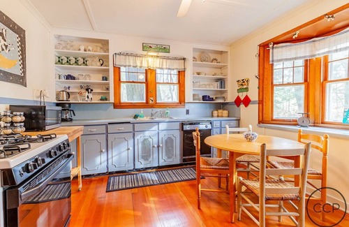 Montague House | Mid Oaks Cottage