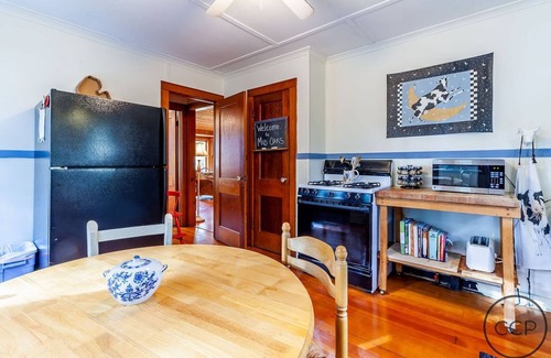 Montague House | Mid Oaks Cottage