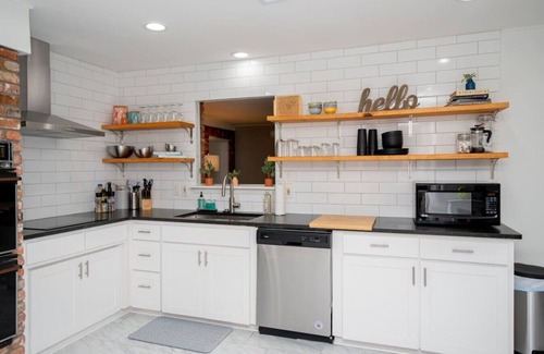 Midtown House | Mid term discounts Stylish 3bd Midtown home