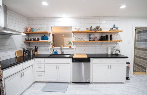 Midtown House | Mid term discounts Stylish 3bd Midtown home