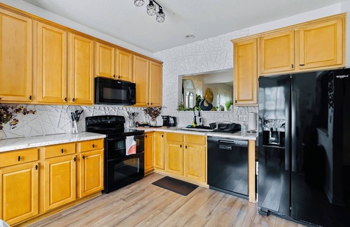 East Raleigh House | Mid-Term Peaceful, Central, & Move In Ready Rental — 10 Min to Downtown Raleigh!