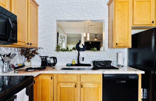 East Raleigh House | Mid-Term Peaceful, Central, & Move In Ready Rental — 10 Min to Downtown Raleigh!