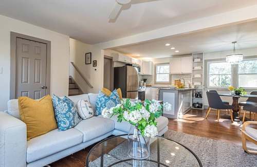 Durham House | Mid-Term Rental – Beautiful 4-Bedroom Haven in Great Durham Location