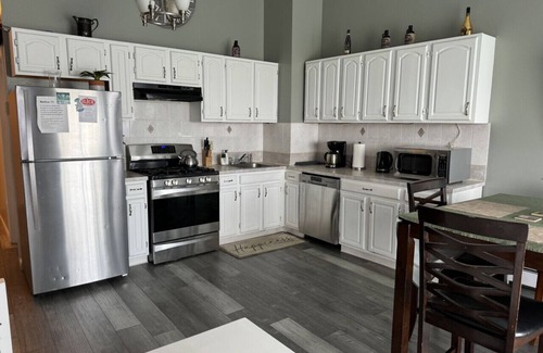 Union City Apartment | Mid-Town View 15 Minutes to NYC