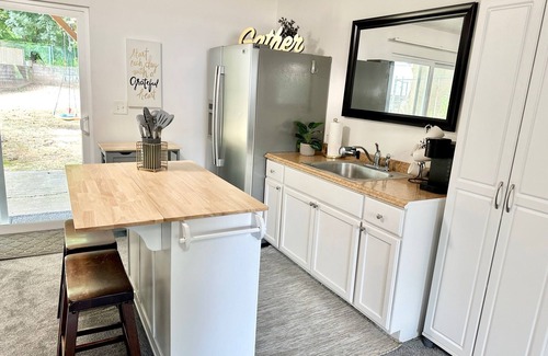 Greenburg House | Midcentury 3BR Home, Minutes to Washington Square!