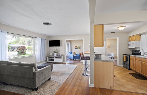 Clearwater House | Midcentury Charmer Couple's Retreat 10 Min to Clearwater Beachn
