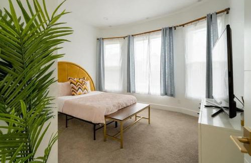 Sunnyside House | MidCentury Dream 2BR - 95 WalkScore