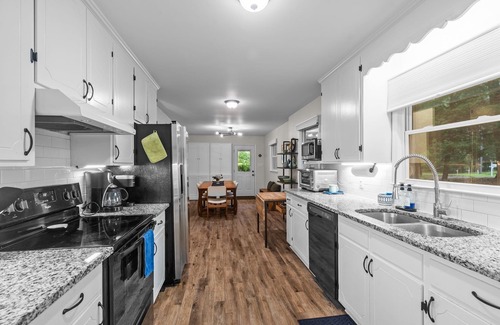North Garrett Road House | Midcentury Home w/King suites near Duke/Downtown