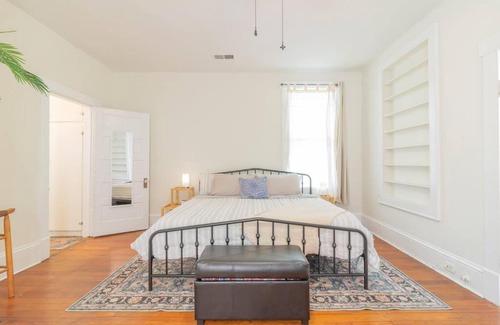 Columbus House | Midcentury Modern - central location to all