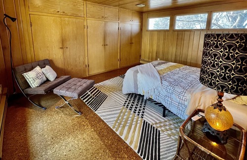 Cedar Falls Ski Chalet | Midcentury Modern Delight - 3 Bedroom in Cedar Falls