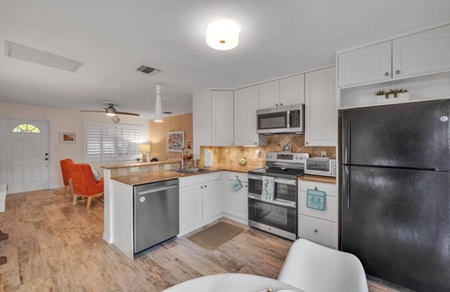 Rio House | Midcentury Modern, The Rio Retreat close to beautiful beaches!