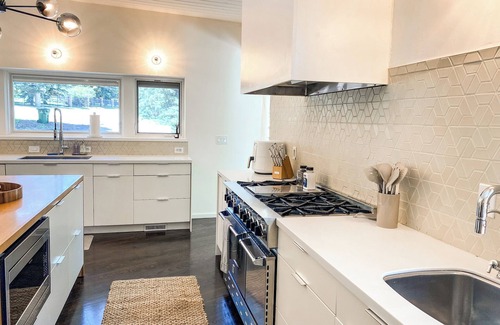 Broadmoor House | Midcentury Mountain Retreat : Minutes to Broadmoorn
