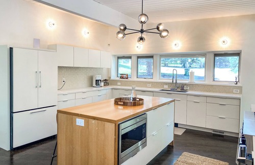 Broadmoor House | Midcentury Mountain Retreat : Minutes to Broadmoorn