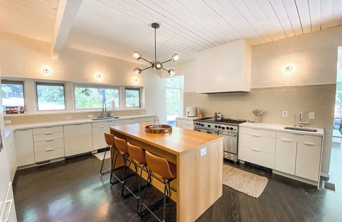 Broadmoor House | Midcentury Mountain Retreat : Minutes to Broadmoorn