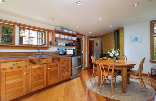 Britannia Heights Apartment | 'Middle Earth - Te Whare Rangi' - Private Room in Nelson Waterfront